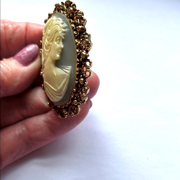Hand Carved Vintage Cameo Pin/Brooch, Antique Blue Agate With Gold Frame - Picture 6 of 9